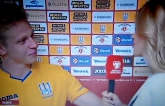 Зінченко в прямому ефірі пристрасно поцілував кореспондентку в шию: опубліковано відео
