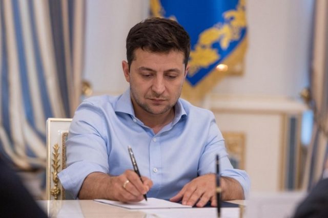 Зеленський підписав закон про «спліт», який вимагав МВФ Зеленський підписав закон про «спліт», який вимагав МВФ