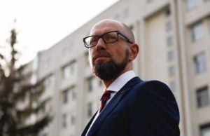 Яценюк виграв справу в суді за проектом 