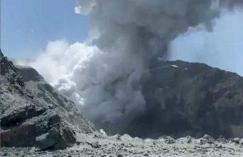 Більше 20 туристів пропали безвісти після виверження вулкана в Новій Зеландії