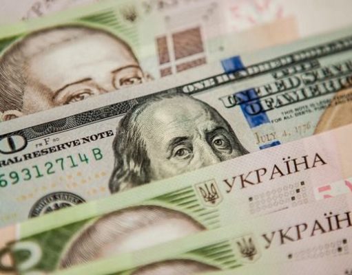 Курс долара на міжбанку знову падає