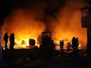 В Індії десятки людей загинули в результаті пожежі на фабриці В Індії десятки людей загинули в результаті пожежі на фабриці