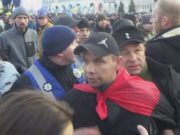 В Порошенко кинули яйцями під час виступу на Майдані В Порошенко кинули яйцями під час виступу на Майдані