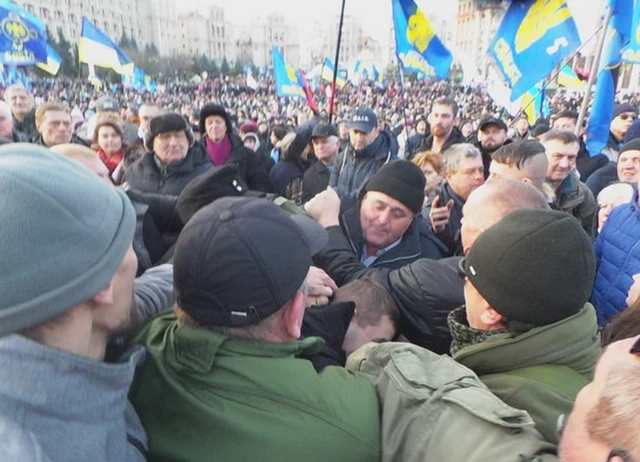 В Порошенко кинули яйцями під час виступу на Майдані